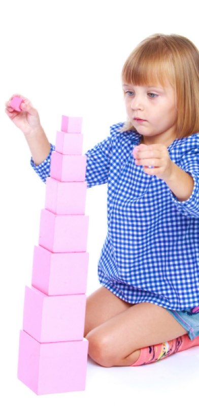 Copil lucrând cu Turnul Roz - material Montessori